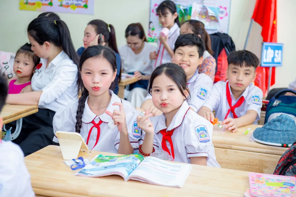 Phụ huynh đưa con đi học