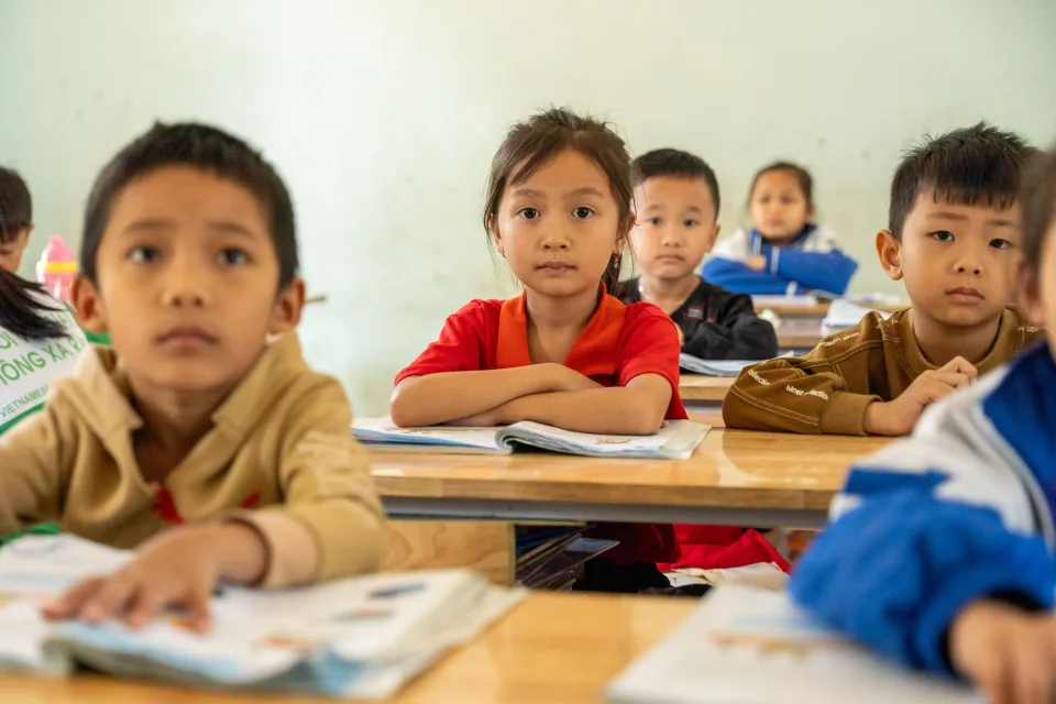 Sách vở trên bàn